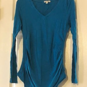 Maternity top with cinched sides